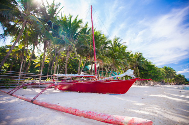 Bateau rouge philippin sur la plage de sable blanc de l'île de Boracay, Philippines
 - Photo, image