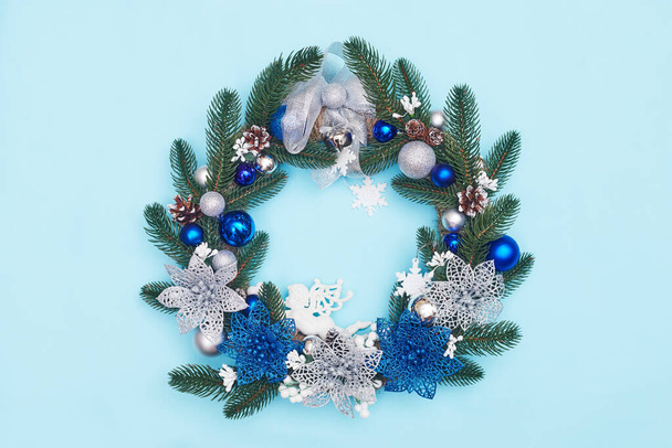 Χριστουγεννιάτικο στεφάνι σε μπλε φόντο, flatley, αντίγραφο χώρου - Φωτογραφία, εικόνα