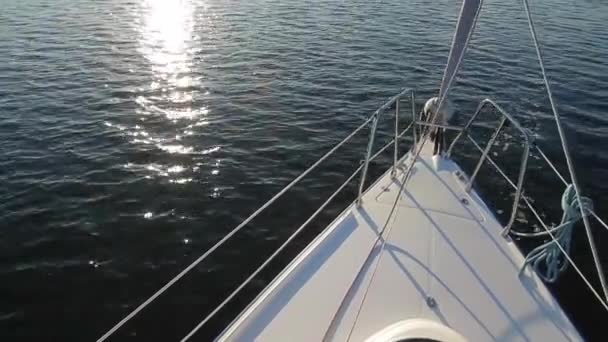 Açık denizde yelkenli bir yat - Video, Çekim