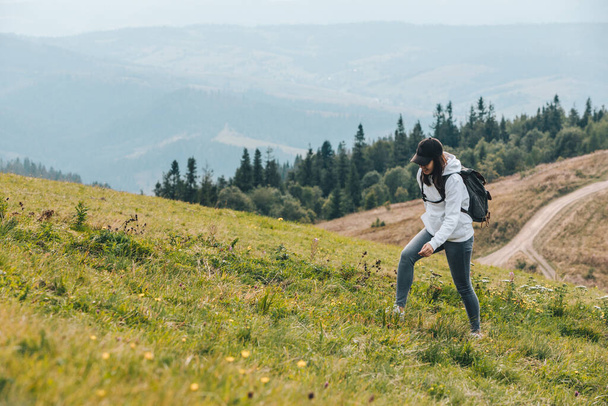 Nainen reppu vaellus vuorilla syyskaudella - Valokuva, kuva