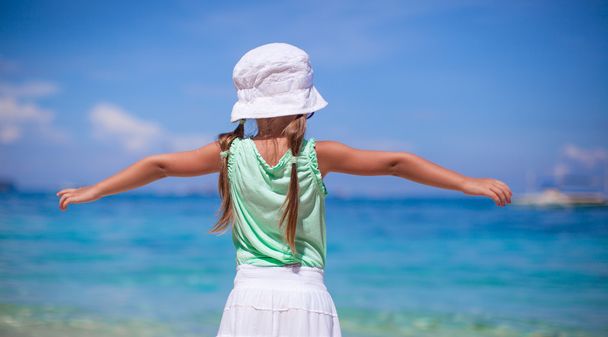 Piccola dolce ragazza su una spiaggia tropicale con acqua turchese
 - Foto, immagini