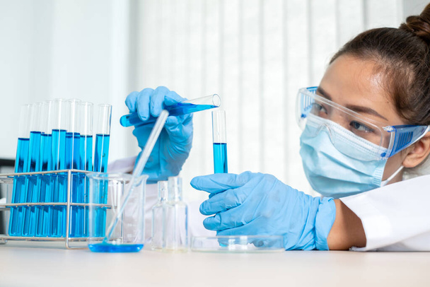医学者は、化学実験室でウイルスデータを分析するためにin vitroで液体化学物質を実験してきた。科学研究の概念. - 写真・画像
