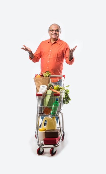Viejo indio con carrito de compras o carrito lleno de verduras, frutas y comestibles - Foto, imagen