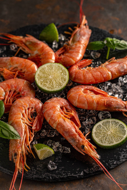 Prawns or shrimps with lemon - Фото, изображение