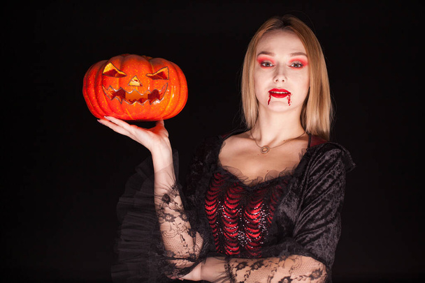 Beautiful blond woman dressed up like an evil vampire - Фото, зображення