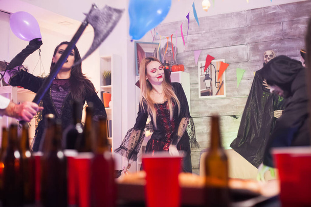Весела вампірівка на вечірці на Хеллоуїн
 - Фото, зображення