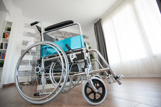 Инвалидное кресло для пациента - Фото, изображение