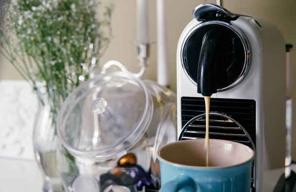 Кофеварка наливает кофе в кафе - Фото, изображение