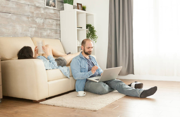 Couple relaxing in living room - Foto, immagini