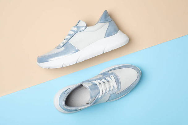 Stylish shoes on color background, flat lay - Foto, afbeelding