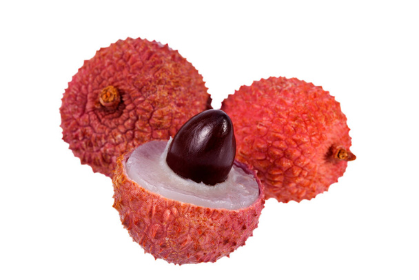 Плоди червоної лічі (Litchi chinensis) ізольовані на білому тлі, цілі і наполовину з насінням, крупним планом
. - Фото, зображення