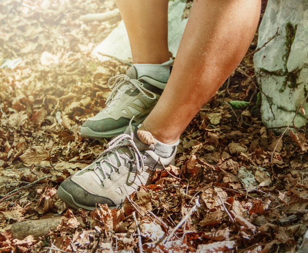  Zbliżenie kobiecych nóg w butach turystycznych podczas odpoczynku - koncepcja podróży i aktywności na świeżym powietrzu - Zdjęcie, obraz