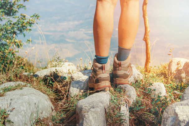  Close-up van vrouwen benen dragen wandelschoenen duurzame in de bergen - reizen en outdoor activiteiten concept - Foto, afbeelding