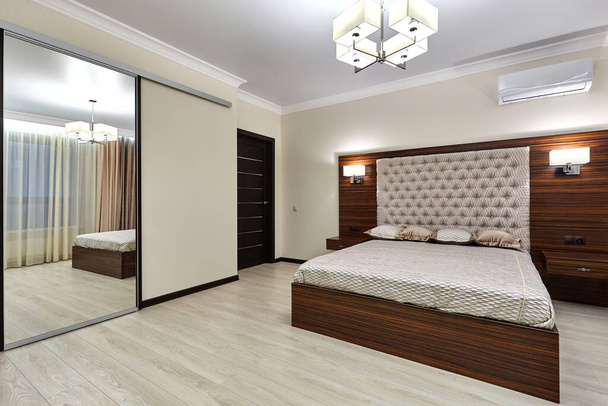 спальня с красивым интерьером - Фото, изображение