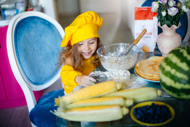 dziecko gotować dziecko sprawia, że naleśniki dzieci gotować dziecko w kuchni dziecko gotuje - Zdjęcie, obraz