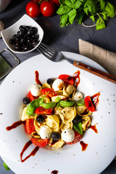 rustic tortellini pasta salad with mozzarella - Foto, afbeelding