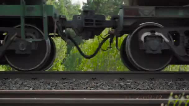 Demiryolunda hareket halindeki bir yük treni görüntüsü. - Video, Çekim