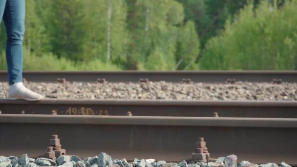 Vídeo de menina andando na estrada de ferro no verão - Filmagem, Vídeo