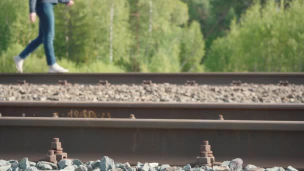 Sparatoria di ragazza che cammina su ferrovia nell'estate - Filmati, video