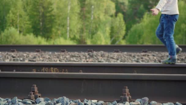 Filmagem de uma criança andando na ferrovia no verão - Filmagem, Vídeo