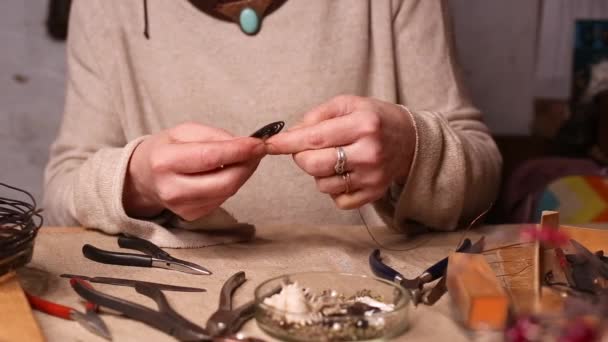 herramientas de trabajo de alambre de cobre hechas a mano en la mesa con accesorios. artesanía concepto de arte - Metraje, vídeo