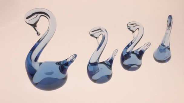 Cisne artificial fabricado en vidrio azul transparente. Utilizado como talismán - símbolo del amor eterno. - Imágenes, Vídeo