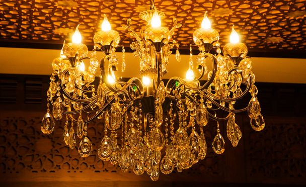 キャンドル型ランプとクリスタルとガラスで作られた古典的なヴィンテージスタイルの形状の天井シャンデリア. - 写真・画像
