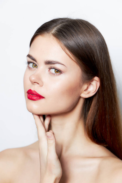 Chica de piel clara labios rojos atractiva mirada luz - Foto, Imagen