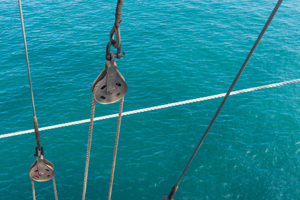 View from the deck of a sailing ship at sea. - Foto, Bild
