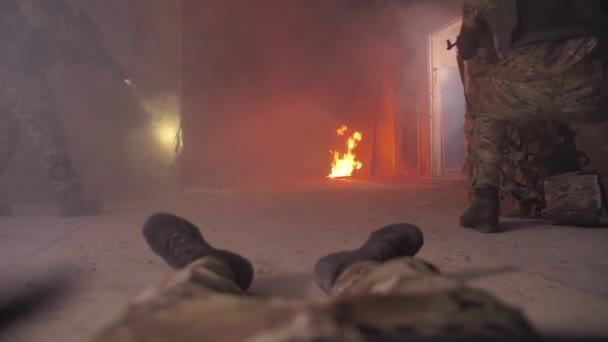 Evacuación del soldado herido durante el tiroteo - Metraje, vídeo