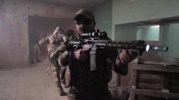 Valientes combatientes que cubren la evacuación de heridos - Metraje, vídeo