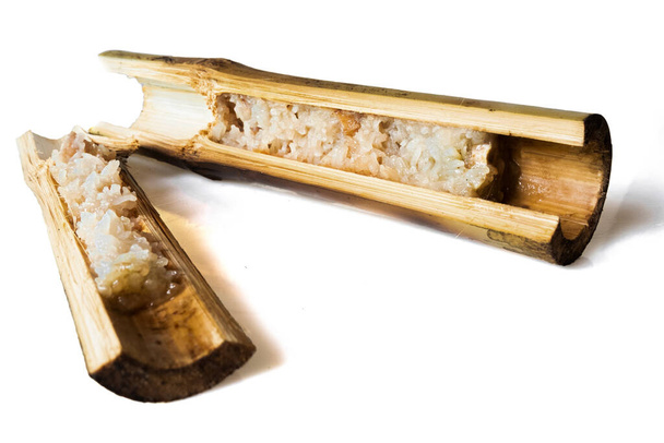 Arroz pegajoso queimado com leite de coco doce em cilindro de bambu isolado no fundo branco, Thai food call khao lam, Clipping Path - Foto, Imagem
