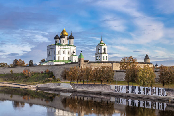 Bank of the Velikaya river. Installation "Russia begins here".  Pskov Kremlin in the morning. Trinity cathedral, Pskov, Russia - Foto, immagini