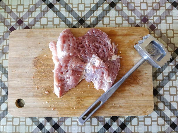 Νωπό κρέας για μπριζόλες με σφυρί - Φωτογραφία, εικόνα