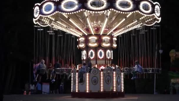 GOMEL, BELARUS - 26 août 2020 : carrousel du parc d'attractions dans la soirée 2020 - Séquence, vidéo