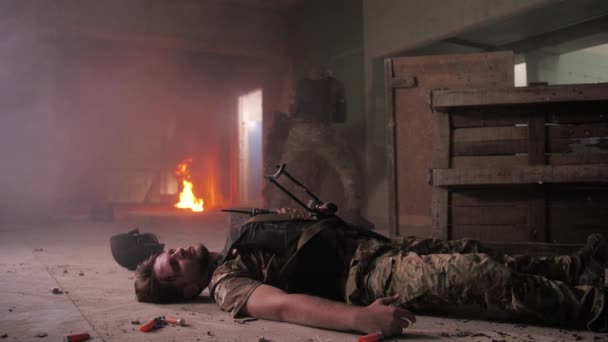 Żołnierz wyciągający rannego towarzysza z pola bitwy - Materiał filmowy, wideo