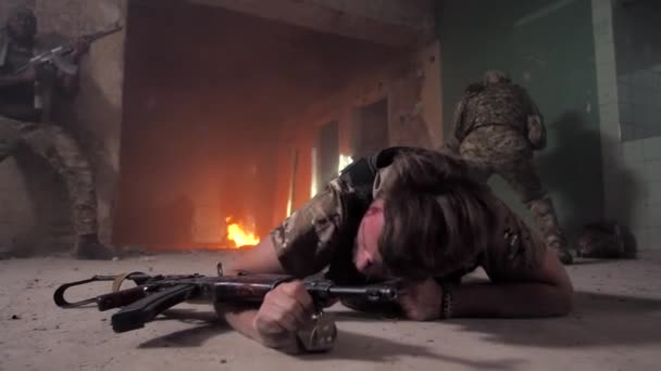 Ισχυρή θέληση τραυματισμένος στρατιώτης σέρνεται στο πάτωμα - Πλάνα, βίντεο