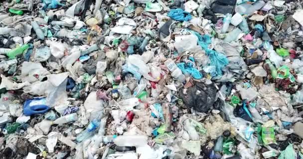 Plastik w górach, górskie śmieci, duży stos śmieci, zdegradowane śmieci. Kupa śmierdzących i toksycznych pozostałości. Te śmieci pochodzą z obszarów miejskich, przemysłowych. Społeczeństwo konsumenckie - Materiał filmowy, wideo