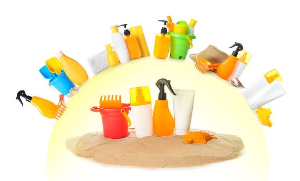 Composición con crema protector solar y juguetes de arena de playa sobre fondo blanco - Foto, imagen