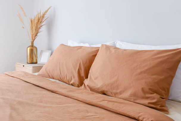 Grande cama confortável no quarto - Foto, Imagem