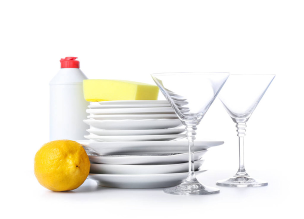 Čisté nádobí s houbou a čisticím prostředkem na bílém pozadí - Fotografie, Obrázek