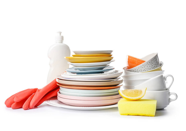 Чистый посуда с губкой, моющим средством и перчатками на белом фоне - Фото, изображение