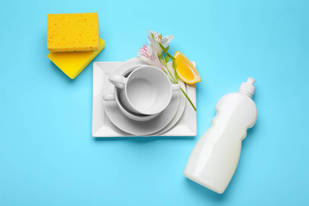 Состав с чистой посудой на цветном фоне - Фото, изображение