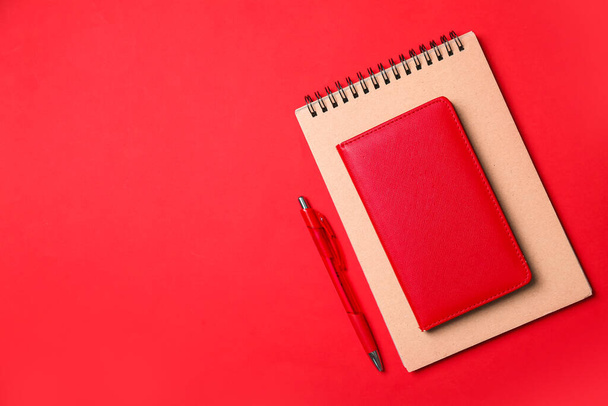 Notizbücher mit Stift auf farbigem Hintergrund - Foto, Bild