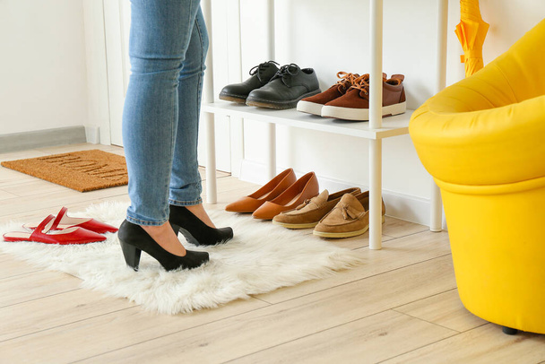 Žena ve stylových botách stojící v hale - Fotografie, Obrázek