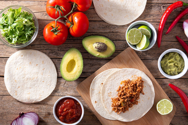 Mexické tacos ingredience na dřevěném stole. Horní pohled - Fotografie, Obrázek