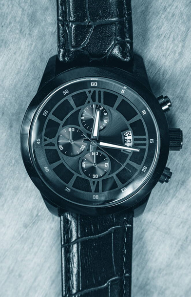 Business-Armbanduhr auf dem Holztisch - Foto, Bild