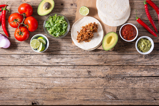 Meksikolainen tacoja ainesosia puupöydällä.Top view. Kopioi tila - Valokuva, kuva