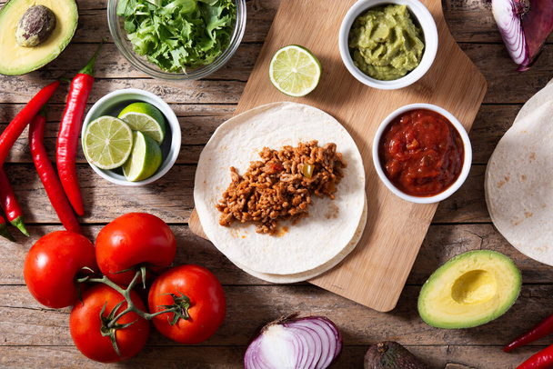 Mexické tacos ingredience na dřevěném stole. Horní pohled - Fotografie, Obrázek