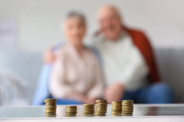 Κέρματα στο τραπέζι στο σπίτι του ηλικιωμένου ζευγαριού - Φωτογραφία, εικόνα